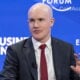 brian armstrong coinbase banques crypto